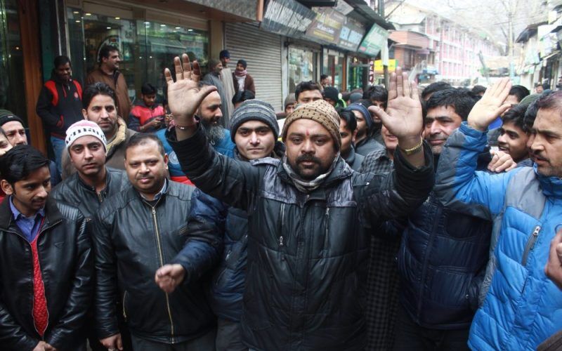 അവര് തങ്ങള്ക്ക് ഭക്ഷണവും പാര്പ്പിടവും തന്നവര്; കശ്മീരി മുസ്ലിംകളുടെ സുരക്ഷയ്ക്കായി ശ്രീനഗറില് ഹിന്ദുക്കളുടെ റാലി അവര് തങ്ങള്ക്ക് ഭക്ഷണവും പാര്പ്പിടവും തന്നവര്; കശ്മീരി മുസ്ലിംകളുടെ സുരക്ഷയ്ക്കായി ശ്രീനഗറില് ഹിന്ദുക്കളുടെ റാലി