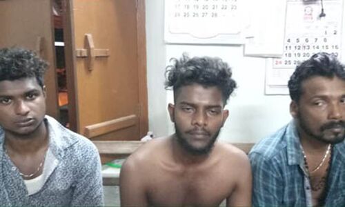 നാടന്‍ ബോംബുകളും കഞ്ചാവുമായി  കൊലക്കേസ് പ്രതിയുള്‍പ്പെടെ  മൂന്നുപേര്‍ പിടിയില്‍