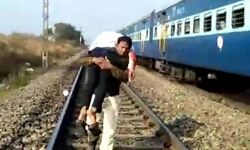 ട്രെയ്നില് നിന്ന് വീണ് പരിക്കേറ്റയാളെയും ചുമലിലേറ്റി പോലിസുകാരന് ഓടിയത് ഒന്നരകിലോമീറ്റര് ട്രെയ്നില് നിന്ന് വീണ് പരിക്കേറ്റയാളെയും ചുമലിലേറ്റി പോലിസുകാരന് ഓടിയത് ഒന്നരകിലോമീറ്റര്