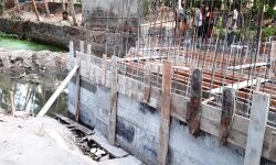 ഉടമകളുടെ സമ്മത പത്രമില്ലാതെ ലക്ഷങ്ങളുടെ പാലം പണിയുന്നതായി പരാതി