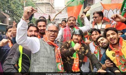 തിരഞ്ഞെടുപ്പ് റാലിയില് സൈനിക വേഷത്തില് ബിജെപി നേതാവ്; വിമര്ശനവുമായി പ്രതിപക്ഷം തിരഞ്ഞെടുപ്പ് റാലിയില് സൈനിക വേഷത്തില് ബിജെപി നേതാവ്; വിമര്ശനവുമായി പ്രതിപക്ഷം