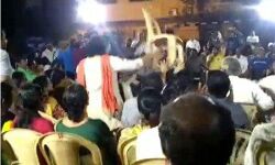 ഗാന്ധിയെ വധിച്ചത് ആര്എസ്എസ്; ചാനല് ചര്ച്ചയ്ക്കിടെ യുവതിക്കു നേരെ സംഘപരിവാരത്തിന്റെ കസേരയേറ് ഗാന്ധിയെ വധിച്ചത് ആര്എസ്എസ്; ചാനല് ചര്ച്ചയ്ക്കിടെ യുവതിക്കു നേരെ സംഘപരിവാരത്തിന്റെ കസേരയേറ്