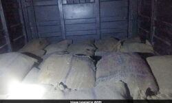 ചരക്കുവാഹനത്തില് കടത്തിയ 1000 കി.ഗ്രാം സ്ഫോടക വസ്തുക്കള് പിടിച്ചെടുത്തു ചരക്കുവാഹനത്തില് കടത്തിയ 1000 കി.ഗ്രാം സ്ഫോടക വസ്തുക്കള് പിടിച്ചെടുത്തു