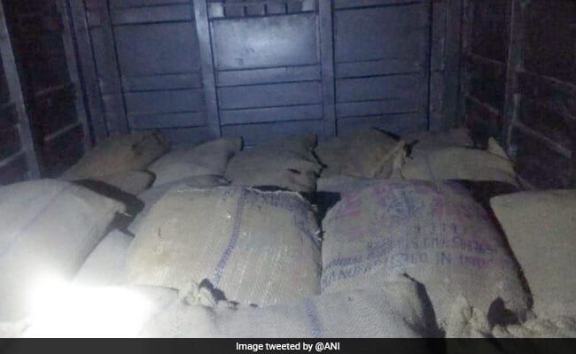 ചരക്കുവാഹനത്തില് കടത്തിയ 1000 കി.ഗ്രാം സ്ഫോടക വസ്തുക്കള് പിടിച്ചെടുത്തു ചരക്കുവാഹനത്തില് കടത്തിയ 1000 കി.ഗ്രാം സ്ഫോടക വസ്തുക്കള് പിടിച്ചെടുത്തു