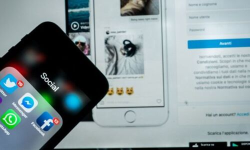 ഫെയ്‌സ്ബുക്കും വാട്ട്‌സാപ്പും മണിക്കൂറുകളോളം പണിമുടക്കി