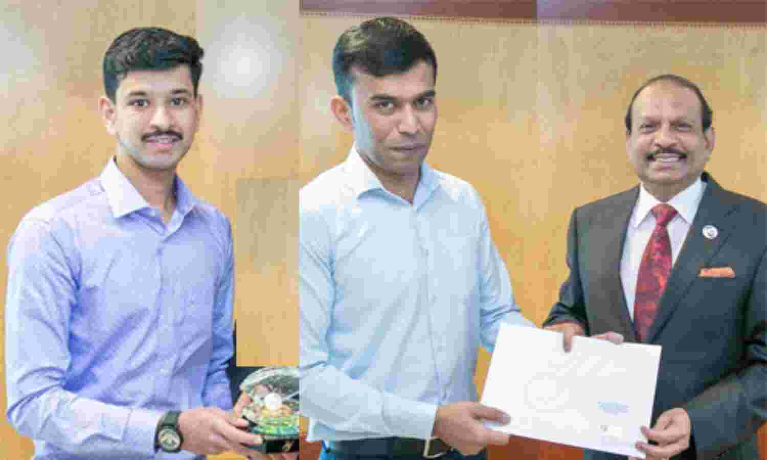 ഷാര്ജയില് കവര്ച്ചക്കാരെ പ്രതിരോധിച്ച ലുലു ജീവനക്കാര്ക്ക് പ്രൊമോഷനും പാരിതോഷികവും ഷാര്ജയില് കവര്ച്ചക്കാരെ പ്രതിരോധിച്ച ലുലു ജീവനക്കാര്ക്ക് പ്രൊമോഷനും പാരിതോഷികവും