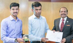 ഷാര്‍ജയില്‍ കവര്‍ച്ചക്കാരെ പ്രതിരോധിച്ച ലുലു ജീവനക്കാര്‍ക്ക് പ്രൊമോഷനും പാരിതോഷികവും