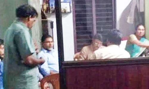 എസ്എസ്എല്സി പരീക്ഷയുടെ ഉത്തരക്കടലാസുകള് റോഡരികില്; ജീവനക്കാരനെ നീക്കി എസ്എസ്എല്സി പരീക്ഷയുടെ ഉത്തരക്കടലാസുകള് റോഡരികില്; ജീവനക്കാരനെ നീക്കി