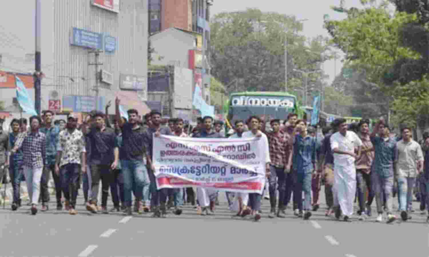 എസ്എസ്എല്സി ഉത്തരക്കടലാസ് റോഡില്; കാംപസ് ഫ്രണ്ട് സെക്രട്ടറിയേറ്റ് മാര്ച്ചിനെതിരേ പോലിസ് ജലപീരങ്കി എസ്എസ്എല്സി ഉത്തരക്കടലാസ് റോഡില്; കാംപസ് ഫ്രണ്ട് സെക്രട്ടറിയേറ്റ് മാര്ച്ചിനെതിരേ പോലിസ് ജലപീരങ്കി