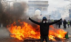 ഫ്രാന്‍സില്‍ സര്‍ക്കാരിനെതിരേ പ്രതിഷേധം തുടരുന്നു