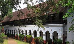 റാഗിങ്: പുറത്താക്കിയവരെ തിരിച്ചെടുക്കണമെന്ന് എസ്എഫ്‌ഐ;  കോട്ടയം സിഎംഎസ് കോളജില്‍ പരീക്ഷകള്‍ തടസ്സപ്പെടുത്തി