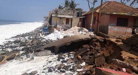 വലിയതുറ, പൂന്തുറ പ്രദേശങ്ങളില് അതിരൂക്ഷമായ കടല്ക്ഷോഭം വലിയതുറ, പൂന്തുറ പ്രദേശങ്ങളില് അതിരൂക്ഷമായ കടല്ക്ഷോഭം