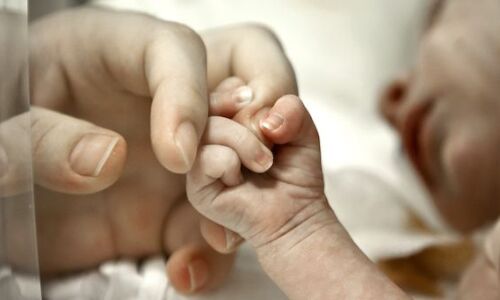 പ്രസവവേളയില്‍ ഉടലില്‍നിന്നു തല വേര്‍പെട്ട് നവജാതശിശു മരിച്ചു