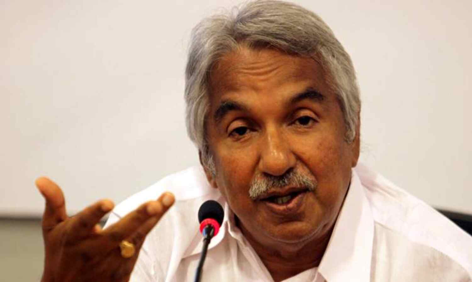 മാധ്യമ മാരണ നിയമം നടപ്പാക്കാന് അനുവദിക്കില്ല; നിയമ-രാഷ്ട്രീയപോരാട്ടം നടത്തും- ഉമ്മന്ചാണ്ടി മാധ്യമ മാരണ നിയമം നടപ്പാക്കാന് അനുവദിക്കില്ല; നിയമ-രാഷ്ട്രീയപോരാട്ടം നടത്തും- ഉമ്മന്ചാണ്ടി