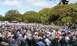 ടെലിവിഷനില്‍ ബാങ്ക് വിളി; ജുമുഅ പ്രാര്‍ഥനാ സ്ഥലത്ത് പതിനായിരങ്ങള്‍; ന്യൂസിലന്‍ഡില്‍ തോറ്റത് വെറുപ്പിന്റെ ശക്തികള്‍