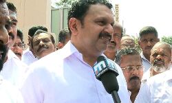 തിരഞ്ഞെടുപ്പ് പര്യടനത്തിനിടെ പേരാമ്പ്രയില് കെ മുരളീധരനെ എസ്എഫ്ഐ പ്രവര്ത്തകര് തടഞ്ഞു തിരഞ്ഞെടുപ്പ് പര്യടനത്തിനിടെ പേരാമ്പ്രയില് കെ മുരളീധരനെ എസ്എഫ്ഐ പ്രവര്ത്തകര് തടഞ്ഞു