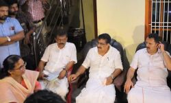 മുരളീധരന്‍ ടിപിയുടെ വീട്ടില്‍; ഉറച്ച പിന്തുണ വാഗ്ദാനം ചെയ്ത് കെ കെ രമ