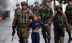 സ്കൂളില് അതിക്രമിച്ച് കയറി ഇസ്രായേലി സൈന്യം നാലാം ക്ലാസുകാരനായ ഫലസ്തീന് ബാലനെ അറസ്റ്റ് ചെയ്തു (വീഡിയോ കാണാം) സ്കൂളില് അതിക്രമിച്ച് കയറി ഇസ്രായേലി സൈന്യം നാലാം ക്ലാസുകാരനായ ഫലസ്തീന് ബാലനെ അറസ്റ്റ് ചെയ്തു (വീഡിയോ കാണാം)