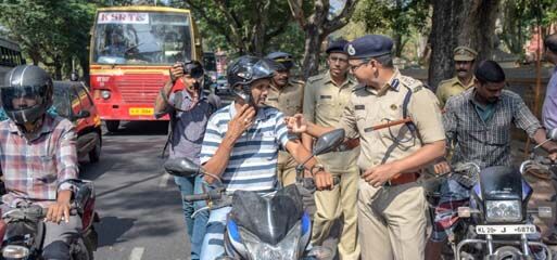 നിയമലംഘകരെ പിടികൂടാന് സീറോ അവറും ടിസി വിജിലുമായി തിരുവനന്തപുരം സിറ്റിപോലിസ് നിയമലംഘകരെ പിടികൂടാന് സീറോ അവറും ടിസി വിജിലുമായി തിരുവനന്തപുരം സിറ്റിപോലിസ്