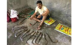 സാമൂഹിക മാധ്യമങ്ങളില് തരംഗമായി ആയുധങ്ങള് മിനുക്കുന്ന ബിജെപി സ്ഥാനാര്ഥിയുടെ പടം സാമൂഹിക മാധ്യമങ്ങളില് തരംഗമായി ആയുധങ്ങള് മിനുക്കുന്ന ബിജെപി സ്ഥാനാര്ഥിയുടെ പടം