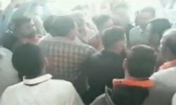 സിറ്റിങ് എംപിക്ക് സീറ്റ് നല്കിയതിനെതിരേ രാജസ്ഥാനില് ബിജെപി യോഗത്തില് തമ്മിലടി സിറ്റിങ് എംപിക്ക് സീറ്റ് നല്കിയതിനെതിരേ രാജസ്ഥാനില് ബിജെപി യോഗത്തില് തമ്മിലടി