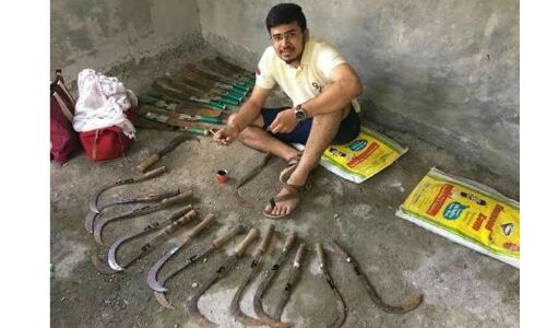 സാമൂഹിക മാധ്യമങ്ങളില് തരംഗമായി ആയുധങ്ങള് മിനുക്കുന്ന ബിജെപി സ്ഥാനാര്ഥിയുടെ പടം സാമൂഹിക മാധ്യമങ്ങളില് തരംഗമായി ആയുധങ്ങള് മിനുക്കുന്ന ബിജെപി സ്ഥാനാര്ഥിയുടെ പടം