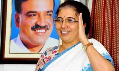 ബംഗളൂരു സൗത്തില് തേജസ്വി; പ്രതിഷേധവുമായി മുന് കേന്ദ്രമന്ത്രിയുടെ ഭാര്യ ബംഗളൂരു സൗത്തില് തേജസ്വി; പ്രതിഷേധവുമായി മുന് കേന്ദ്രമന്ത്രിയുടെ ഭാര്യ