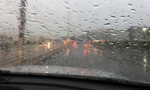 യുഎഇയില് മഴ തുടരുന്നു; പലയിടത്തും ഗതാഗതക്കുരുക്ക് യുഎഇയില് മഴ തുടരുന്നു; പലയിടത്തും ഗതാഗതക്കുരുക്ക്