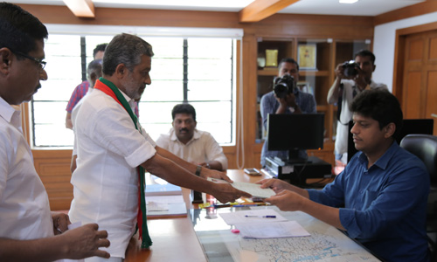 ചാലക്കുടി എസ് ഡി പി ഐ സ്ഥാനാര്ഥി പി പി മൊയ്തീന് കുഞ്ഞ് പത്രിക സമര്പ്പിച്ചു ചാലക്കുടി എസ് ഡി പി ഐ സ്ഥാനാര്ഥി പി പി മൊയ്തീന് കുഞ്ഞ് പത്രിക സമര്പ്പിച്ചു