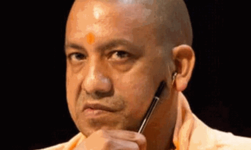 സൈന്യത്തെ മോദിയുടെ സേനയെന്നു വിശേഷിപ്പിച്ച ആദിത്യനാഥിനു തിരഞ്ഞെടുപ്പ് കമ്മീഷന് നോട്ടിസ് സൈന്യത്തെ മോദിയുടെ സേനയെന്നു വിശേഷിപ്പിച്ച ആദിത്യനാഥിനു തിരഞ്ഞെടുപ്പ് കമ്മീഷന് നോട്ടിസ്