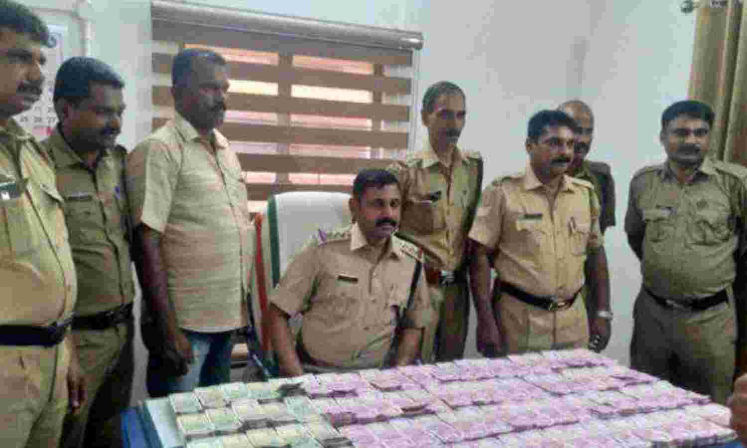 രേഖകളില്ലാതെ കാറില് കടത്താന് ശ്രമിച്ച 1.38 കോടി പിടികൂടി രേഖകളില്ലാതെ കാറില് കടത്താന് ശ്രമിച്ച 1.38 കോടി പിടികൂടി