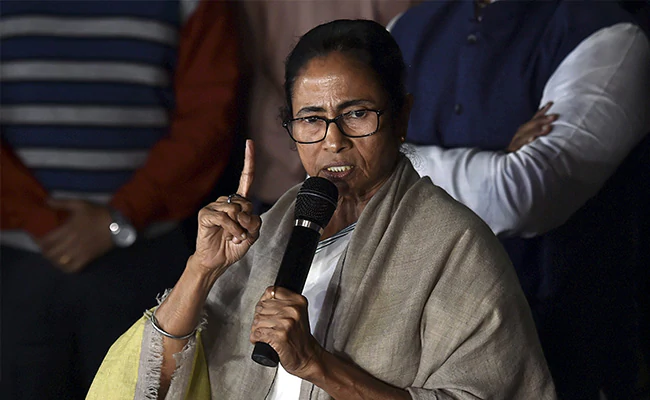 പോലിസുകാരുടെ സ്ഥലം മാറ്റം; തിരഞ്ഞെടുപ്പ് കമ്മീഷന് ബിജെപിക്ക് വേണ്ടി പ്രവര്ത്തിക്കുന്നുവെന്ന് മമത പോലിസുകാരുടെ സ്ഥലം മാറ്റം; തിരഞ്ഞെടുപ്പ് കമ്മീഷന് ബിജെപിക്ക് വേണ്ടി പ്രവര്ത്തിക്കുന്നുവെന്ന് മമത