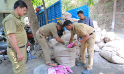 വഴിക്കടവില് നിരോധിത പുകയില ഉല്പന്നങ്ങളുടെ വന്ശേഖരം പിടികൂടി വഴിക്കടവില് നിരോധിത പുകയില ഉല്പന്നങ്ങളുടെ വന്ശേഖരം പിടികൂടി