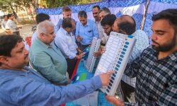 വിവിപാറ്റ് രസീതുകള് എണ്ണുന്നതില് സുപ്രീംകോടതി ഇന്ന് തീരുമാനം എടുത്തേക്കും വിവിപാറ്റ് രസീതുകള് എണ്ണുന്നതില് സുപ്രീംകോടതി ഇന്ന് തീരുമാനം എടുത്തേക്കും