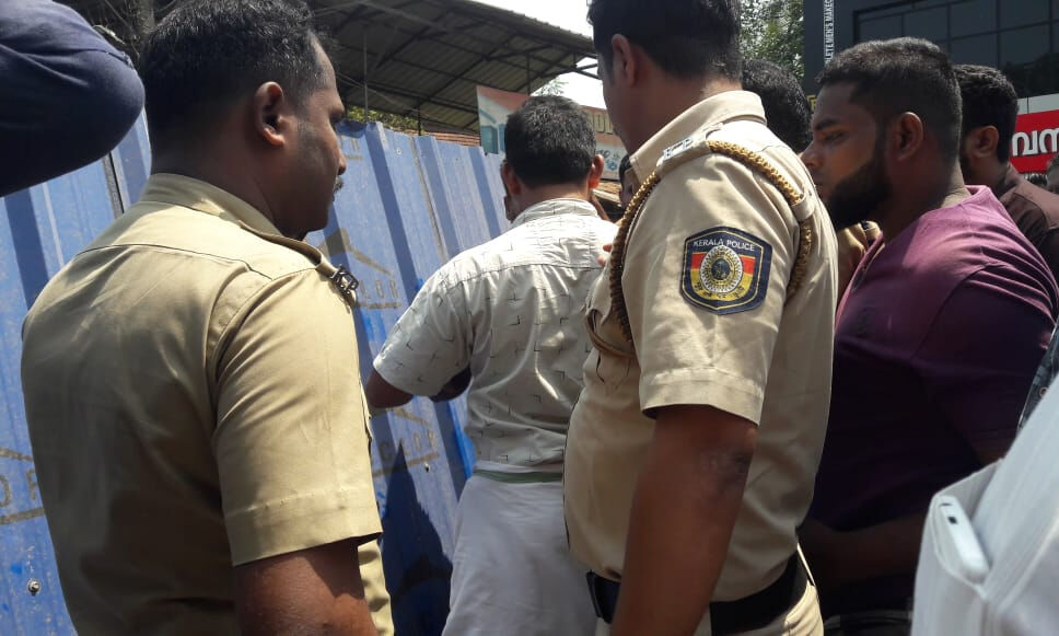 അനുമതിയോടെ നിര്മിച്ച ബസ് ഷെഡ് പൊളിച്ചതിനെതിരേ എസ്ഡിപിഐ പ്രതിഷേധം അനുമതിയോടെ നിര്മിച്ച ബസ് ഷെഡ് പൊളിച്ചതിനെതിരേ എസ്ഡിപിഐ പ്രതിഷേധം