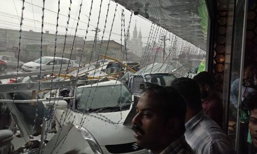 പലയിടത്തും വേനല്മഴ; ബത്തേരിയില് വന് നാശനഷ്ടം, കാറുകള് തകര്ന്നു പലയിടത്തും വേനല്മഴ; ബത്തേരിയില് വന് നാശനഷ്ടം, കാറുകള് തകര്ന്നു