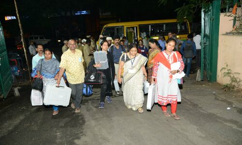 ആന്ധ്രയില് ഇന്നലെ വോട്ടെടുപ്പ് നീണ്ടത് രാത്രി ഒരു മണി വരെ ആന്ധ്രയില് ഇന്നലെ വോട്ടെടുപ്പ് നീണ്ടത് രാത്രി ഒരു മണി വരെ