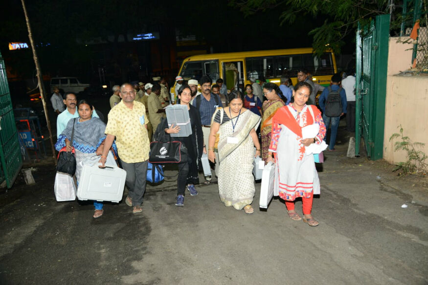 ആന്ധ്രയില് ഇന്നലെ വോട്ടെടുപ്പ് നീണ്ടത് രാത്രി ഒരു മണി വരെ ആന്ധ്രയില് ഇന്നലെ വോട്ടെടുപ്പ് നീണ്ടത് രാത്രി ഒരു മണി വരെ
