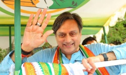 തരൂര് പരാതി നല്കിയിട്ടില്ല; എല്ലാവരും ഒറ്റക്കെട്ടെന്ന് എഐസിസി നിരീക്ഷകന് തരൂര് പരാതി നല്കിയിട്ടില്ല; എല്ലാവരും ഒറ്റക്കെട്ടെന്ന് എഐസിസി നിരീക്ഷകന്