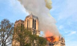 പാരീസിലെ പ്രശസ്തമായ നോത്രദാം കത്തീഡ്രലില്‍ വന്‍ തീപ്പിടിത്തം
