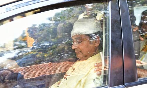 തുലാഭാരത്തിനിടെ ത്രാസ് പൊട്ടിവീണ് ശശി തരൂരിനു പരിക്ക്