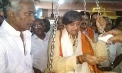 തുലാഭാരത്തിനിടെ ത്രാസ് പൊട്ടി വീണ സംഭവം:  പരാതി നല്‍കാനൊരുങ്ങി ശശി തരൂര്‍