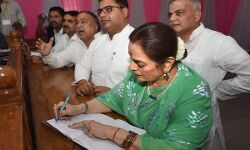 പൂനം സിന്‍ഹ ലഖ്‌നോവില്‍ പത്രിക സമര്‍പ്പിച്ചു