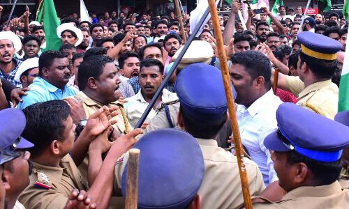 പുത്തനത്താണിയില്‍ ലീഗ്‌-പോലിസ് സംഘര്‍ഷം; എസ്‌ഐയ്ക്കു പരിക്ക്