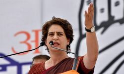 അമേഠിയിലെ ജനങ്ങള്‍ യാചകരല്ല, സ്മൃതിയുടെ ചെരുപ്പ് വിതരണത്തിനെതിരേ പ്രിയങ്ക