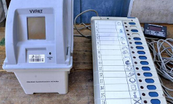 കോഴിക്കോട് വോട്ടര്‍ വോട്ടിങ് മെഷീന്‍ അടിച്ച് തകര്‍ത്തു