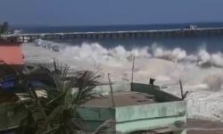 വലിയതുറയില്‍ കടല്‍ ക്ഷോഭം; കേരളത്തില്‍ ജാഗ്രത നിര്‍ദേശം