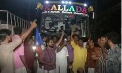കല്ലടയുടെ ബസ് എഐവൈഎഫ് പ്രവര്‍ത്തകര്‍ കായംകുളത്ത് തടഞ്ഞു