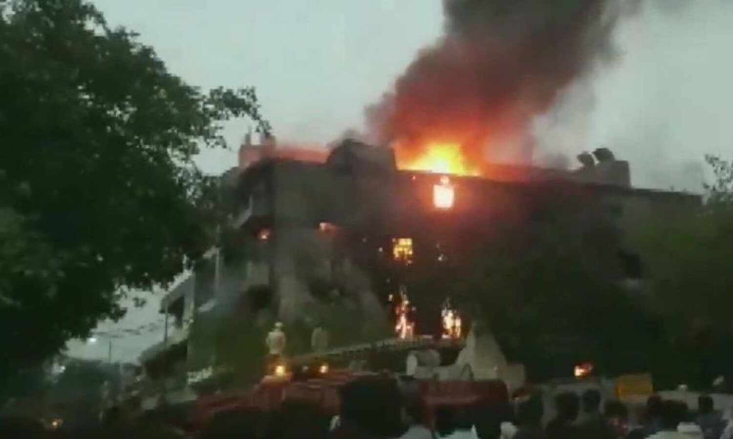 ഡല്ഹിയില് കെമിക്കല് ഫാക്റ്ററിയില് വന് തീപ്പിടിത്തം ഡല്ഹിയില് കെമിക്കല് ഫാക്റ്ററിയില് വന് തീപ്പിടിത്തം