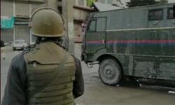 കശ്മീരിലെ അനന്ത്‌നാഗില്‍ ഏറ്റുമുട്ടല്‍; രണ്ട് സായുധരെ സൈന്യം വധിച്ചു